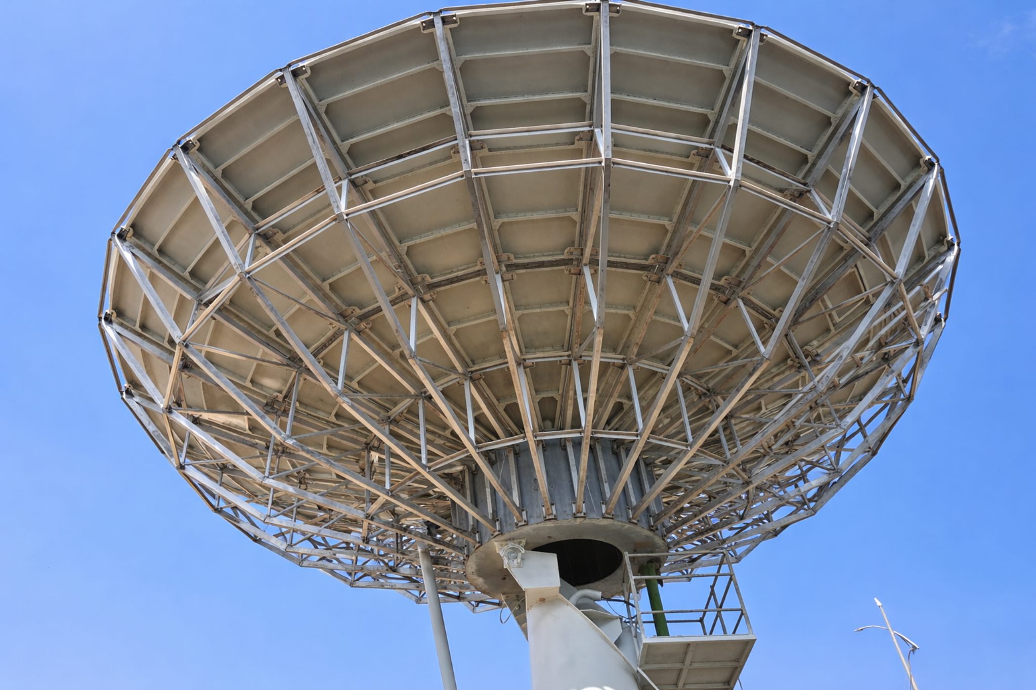 Large antenna structural fabrication and assembly